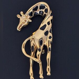Stylish Gold Tone Giraffe Brooch